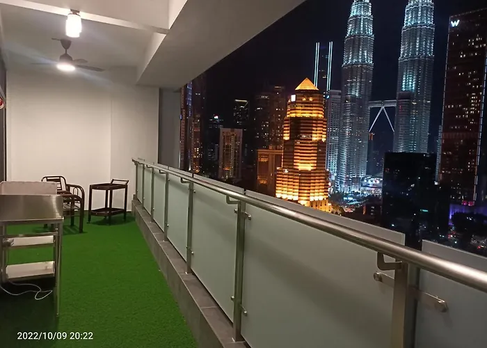 Legasi Kampung Baru Guest House By Rumahrehat 1908Sqft Huge Balcony For Bbq Twin Tower View